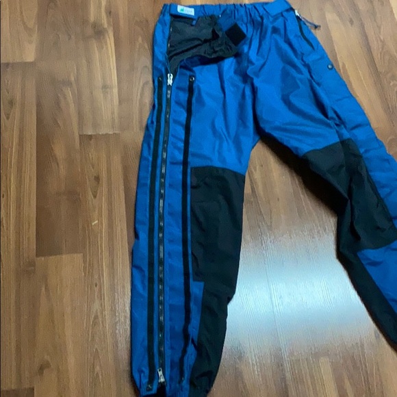 Mountain Equipment Co-op full zip windbreaker pant - Picture 9 of 15